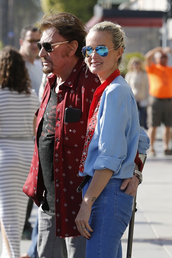 Johnny Hallyday avec sa femme Laeticia, leurs filles Jade et Joy, Marie Poniatowski avec son mari Pierre Rambaldi et leur fille Tess, à Santa Monica, le 1er avril 2017.