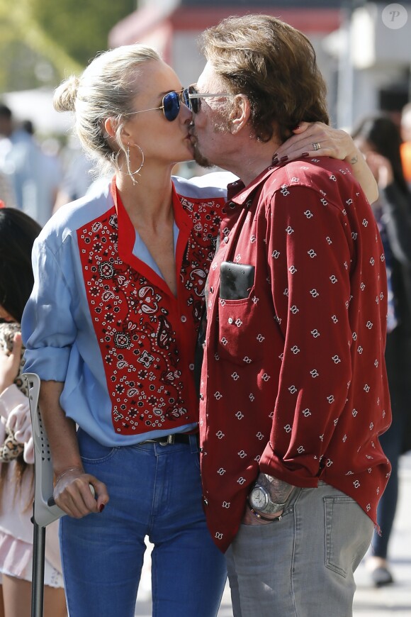 Johnny Hallyday avec sa femme Laeticia, leurs filles Jade et Joy, Marie Poniatowski avec son mari Pierre Rambaldi et leur fille Tess, à Santa Monica, le 1er avril 2017.