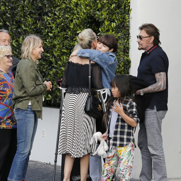 Johnny Hallyday avec sa femme Laeticia, leurs enfants Jade et Joy, Eliette (la grand-mère de Laeticia), Françoise Thibaud (la mère de Laeticia) avec son compagnon Pierre et leurs amis, vont déjeuner au restaurant "Cecconi's" à West Hollywood, pour célébrer leur anniversaire de mariage. Le 25 mars 2017.