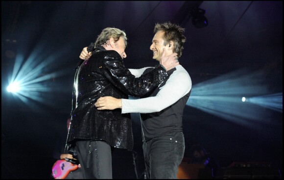 Exclusif - Johnny et son fils David sur la scène du Stade Vélodrome lors de la tournée "Tour 66", le 11 juillet 2009.