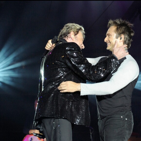 Exclusif - Johnny et son fils David sur la scène du Stade Vélodrome lors de la tournée "Tour 66", le 11 juillet 2009.