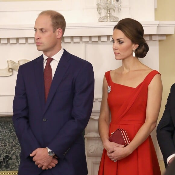 Le prince William et la duchesse de Cambridge Kate Middleton, habillée d'une robe Preen by Thornton Bregazzi, assistent à la "Black Rod Ceremony" à la "Government House" à Victoria, au Canada. Le 26 septembre 2016.