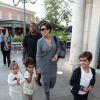 Kris Jenner emmène ses petits enfants Mason Disick, Penelope Disick et North West au cinéma à Calabasas, le 24 mai 2017