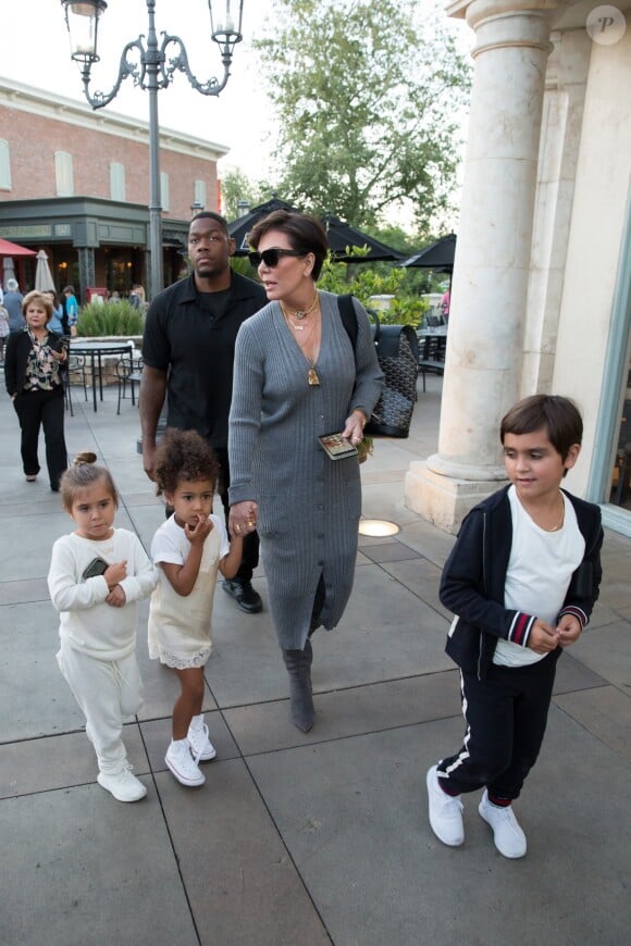 Kris Jenner emmène ses petits enfants Mason Disick, Penelope Disick et North West au cinéma à Calabasas, le 24 mai 2017