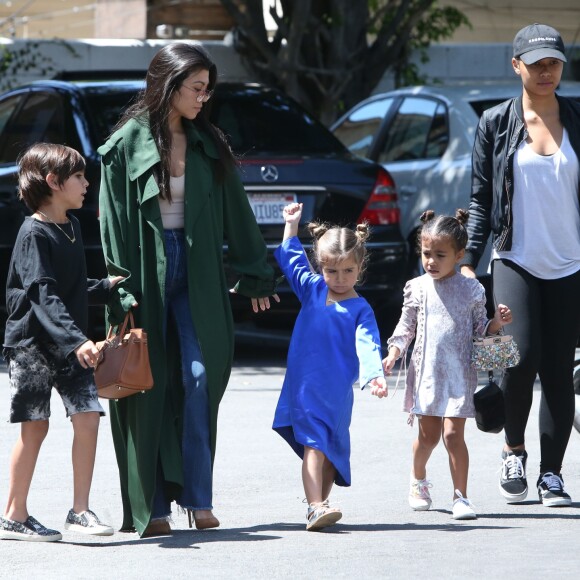 Kourtney Kardashian emmène sa nièce North West et ses enfants Mason et Penelope à l'église à Los Angeles, le 9 avril 2017