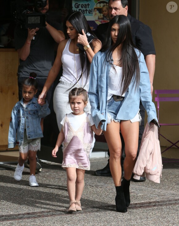 Kim et Kourtney Kardashian avec leurs filles Penelope et North West - La famille Kardashian arrive dans les studios de tournage pour leur émission 'Keeping Up With The Kardashian's' à Los Angeles le 10 mars 2017.