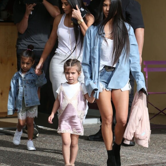 Kim et Kourtney Kardashian avec leurs filles Penelope et North West - La famille Kardashian arrive dans les studios de tournage pour leur émission 'Keeping Up With The Kardashian's' à Los Angeles le 10 mars 2017.