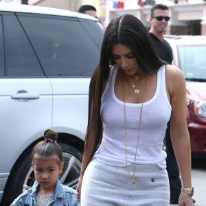Kim Kardashian et sa fille North West - La famille Kardashian arrive dans les studios de tournage pour leur émission 'Keeping Up With The Kardashian's' à Los Angeles le 10 mars 2017.