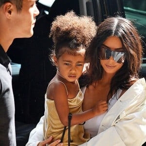 Kim Kardashian se promène avec sa fille North West à New York le 2 septembre 2016.