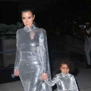 Kim Kardashian et sa fille North West portent des robes pailletées et assorties pour aller au concert de Kanye West à New York, le 5 septembre 2016