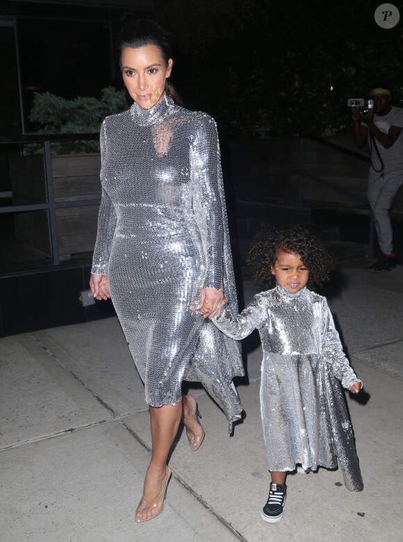 Kim Kardashian et sa fille North West portent des robes pailletées et assorties pour aller au concert de Kanye West à New York, le 5 septembre 2016