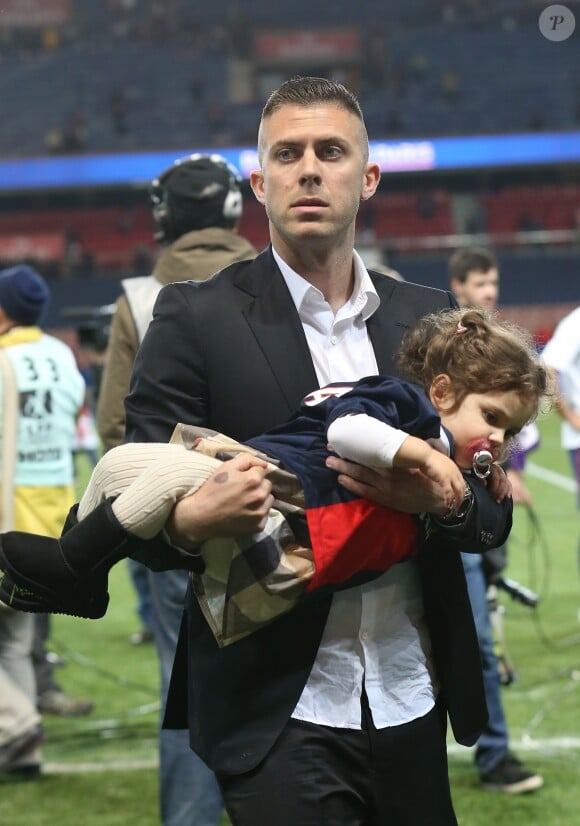 Jeremy Menez et sa fille Maëlla - Match de football PSG-Rennes au Parc des Princes le 7 mai 2014.