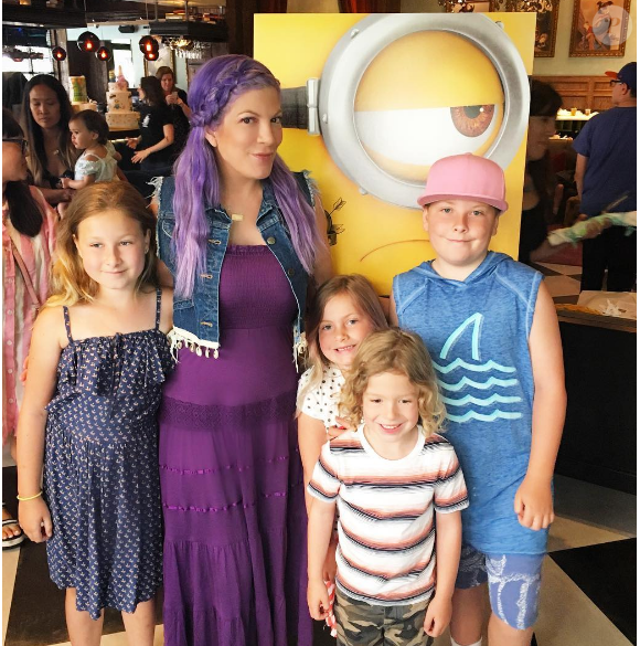 Tori Spelling s'est teint les cheveux en violet - Photo publiée sur sa page Instagram le 16 juin 2017