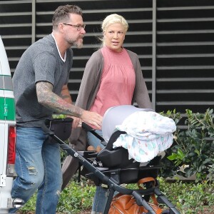 Exclusif - Tori Spelling et son mari Dean McDermott se balade avec leur dernier né Beau Dean McDermott dans les rues de Beverly Hills, le 25 mai 2017