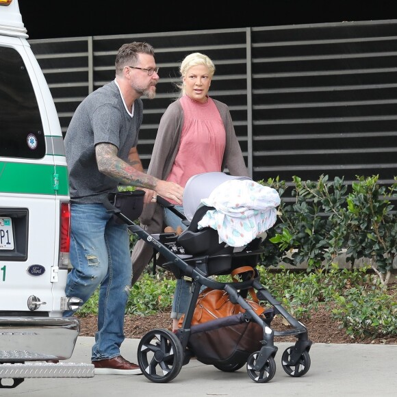 Exclusif - Tori Spelling et son mari Dean McDermott se balade avec leur dernier né Beau Dean McDermott dans les rues de Beverly Hills, le 25 mai 2017