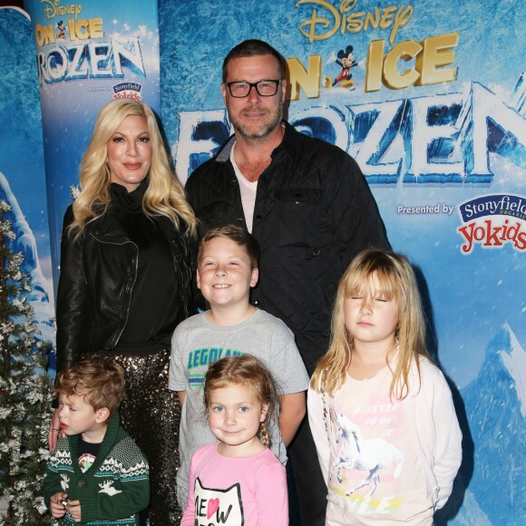 Finn McDermott, sa femme Tori Spelling et leurs enfants Liam McDermott, Dean McDermott, Hattie McDermott, Stella McDermott lors de première de "Frozen" de Disney On Ice à Los Angeles, le 10 décembre 2015.