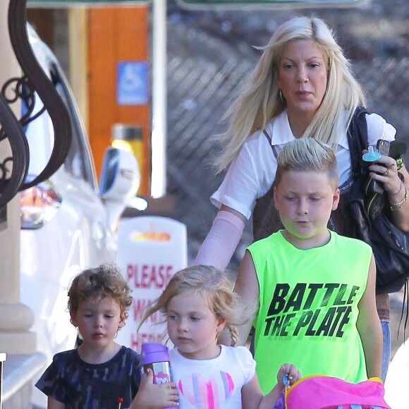 Exclusif - Tori Spelling se promène avec un inconnu et avec ses enfants Liam, Stella, Finn et Hattie dans les rues de Tarzana. Le petit Liam est allé chez le coiffeur «Floyd Barbershop» et la petite famille est allée ensuite diner dans un restaurant mexicain. Tori porte toujours son bandage. L'actrice américaine de 42 ans a décidé de porter plainte contre la chaîne de restaurants Benihana, qu'elle estime responsable de sa vilaine brûlure au bras droit. Le 6 septembre 2015