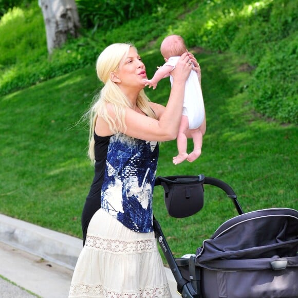 Exclusive - Tori Spelling et son fils Beau McDermott dans les rues de Los Angeles, le 22 mai 2017