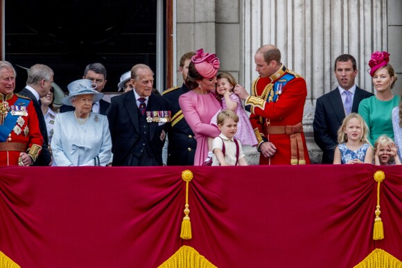Le prince Charles, prince de Galles, La reine Elizabeth II d'Angleterre, le prince Philip, duc d'Edimbourg, Catherine Kate Middleton, duchesse de Cambridge, la princesse Charlotte, le prince George et le prince William, duc de Cambridge - La famille royale d'Angleterre au balcon du palais de Buckingham pour assister à la parade "Trooping The Colour" à Londres le 17 juin 2017