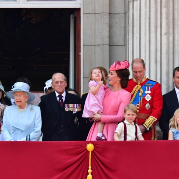 Le prince Charles, prince de Galles, La reine Elizabeth II d'Angleterre, le prince Philip, duc d'Edimbourg, Catherine Kate Middleton, duchesse de Cambridge, la princesse Charlotte, le prince George et le prince William, duc de Cambridge - La famille royale d'Angleterre au balcon du palais de Buckingham pour assister à la parade "Trooping The Colour" à Londres le 17 juin 2017.