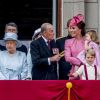 La reine Elizabeth II d'Angleterre, le prince Philip, duc d'Edimbourg, Catherine Kate Middleton, duchesse de Cambridge, la princesse Charlotte, le prince George et le prince William, duc de Cambridge - La famille royale d'Angleterre au balcon du palais de Buckingham pour assister à la parade "Trooping The Colour" à Londres le 17 juin 2017.