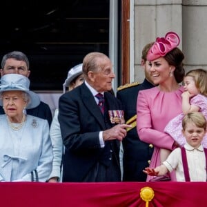 La reine Elizabeth II d'Angleterre, le prince Philip, duc d'Edimbourg, Catherine Kate Middleton, duchesse de Cambridge, la princesse Charlotte, le prince George et le prince William, duc de Cambridge - La famille royale d'Angleterre au balcon du palais de Buckingham pour assister à la parade "Trooping The Colour" à Londres le 17 juin 2017.