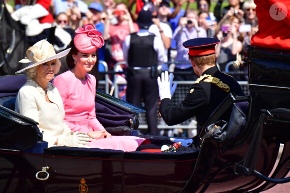 Camilla Parker-Bowles, duchesse de Cournouailles, Catherine Kate Middleton, duchesse de Cambridge et le prince Harry - La famille royale d'Angleterre arrive au palais de Buckingham pour assister à la parade "Trooping The Colour" à Londres le 17 juin 2017.