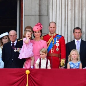 Le prince Charles, prince de Galles, La reine Elizabeth II d'Angleterre, le prince Philip, duc d'Edimbourg, Catherine Kate Middleton, duchesse de Cambridge, la princesse Charlotte, le prince George et le prince William, duc de Cambridge - La famille royale d'Angleterre au balcon du palais de Buckingham pour assister à la parade "Trooping The Colour" à Londres le 17 juin 2017.