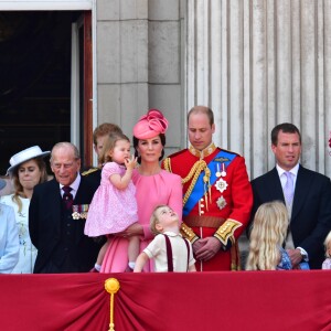 Le prince Charles, prince de Galles, La reine Elizabeth II d'Angleterre, le prince Philip, duc d'Edimbourg, Catherine Kate Middleton, duchesse de Cambridge, la princesse Charlotte, le prince George et le prince William, duc de Cambridge - La famille royale d'Angleterre au balcon du palais de Buckingham pour assister à la parade "Trooping The Colour" à Londres le 17 juin 2017.