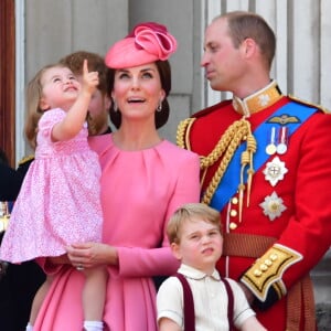 Catherine Kate Middleton, duchesse de Cambridge, la princesse Charlotte, le prince George et le prince William, duc de Cambridge - La famille royale d'Angleterre au balcon du palais de Buckingham pour assister à la parade "Trooping The Colour" à Londres le 17 juin 2017.