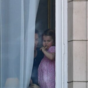 La princesse Charlotte et le prince George - La famille royale d'Angleterre au balcon du palais de Buckingham pour assister à la parade "Trooping The Colour" à Londres le 17 juin 2017.