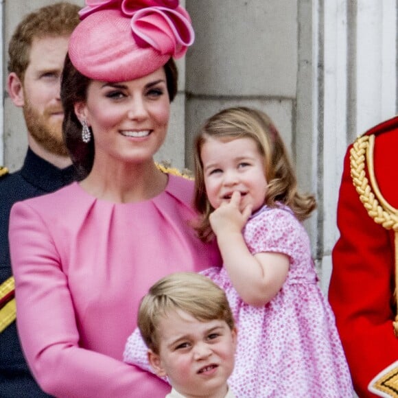 Catherine Kate Middleton, duchesse de Cambridge, la princesse Charlotte et le prince George - La famille royale d'Angleterre au balcon du palais de Buckingham pour assister à la parade "Trooping The Colour" à Londres le 17 juin 2017.