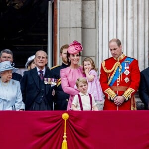 Le prince Charles, prince de Galles, La reine Elizabeth II d'Angleterre, le prince Philip, duc d'Edimbourg, Catherine Kate Middleton, duchesse de Cambridge, la princesse Charlotte, le prince George et le prince William, duc de Cambridge - La famille royale d'Angleterre au balcon du palais de Buckingham pour assister à la parade "Trooping The Colour" à Londres le 17 juin 2017.