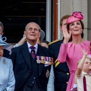 La reine Elizabeth II d'Angleterre, le prince Philip, duc d'Edimbourg, Catherine Kate Middleton, duchesse de Cambridge, la princesse Charlotte, le prince George et le prince William, duc de Cambridge - La famille royale d'Angleterre au balcon du palais de Buckingham pour assister à la parade "Trooping The Colour" à Londres le 17 juin 2017.