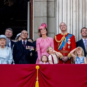 La reine Elizabeth II d'Angleterre, le prince Philip, duc d'Edimbourg, Catherine Kate Middleton, duchesse de Cambridge, la princesse Charlotte, le prince George et le prince William, duc de Cambridge - La famille royale d'Angleterre au balcon du palais de Buckingham pour assister à la parade "Trooping The Colour" à Londres le 17 juin 2017.