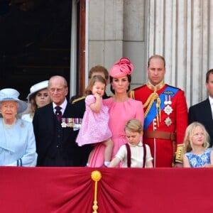 Le prince Charles, prince de Galles, La reine Elizabeth II d'Angleterre, le prince Philip, duc d'Edimbourg, Catherine Kate Middleton, duchesse de Cambridge, la princesse Charlotte, le prince George et le prince William, duc de Cambridge - La famille royale d'Angleterre au balcon du palais de Buckingham pour assister à la parade "Trooping The Colour" à Londres le 17 juin 2017.