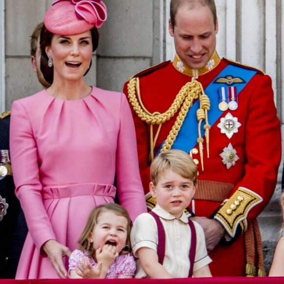 Catherine Kate Middleton, duchesse de Cambridge, la princesse Charlotte, le prince George et le prince William, duc de Cambridge - La famille royale d'Angleterre au balcon du palais de Buckingham pour assister à la parade "Trooping The Colour" à Londres le 17 juin 2017.