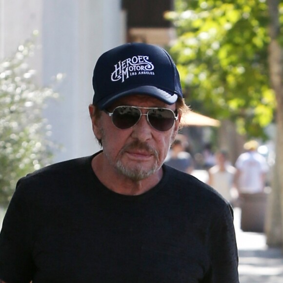 Johnny Hallyday quitte une pizzeria au volant de sa nouvelle Lamborghini Aventador à Brentwood le 20 mai 2017.