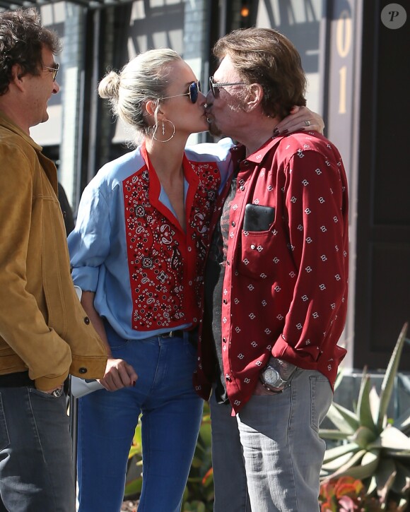 Johnny Hallyday avec sa femme Laeticia à Santa Monica, le 1er avril 2017.