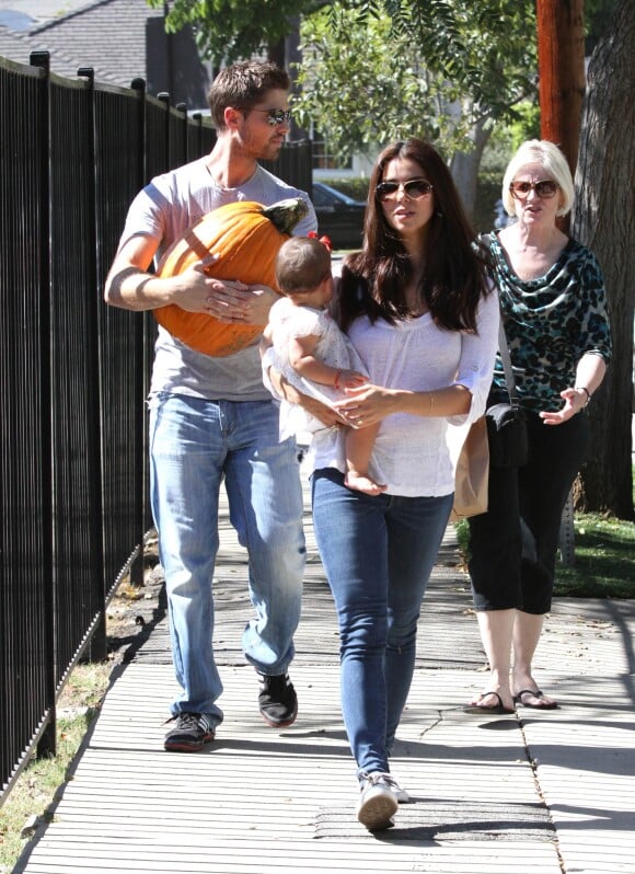 Roselyn Sanchez, son mari Eric Winter, et leur fille Sebella à West Hollywood le 14 octobre 2012