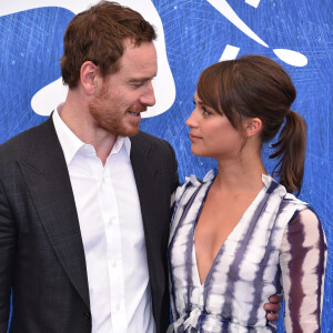 Michael Fassbender et sa compagne Alicia Vikander lors du photocall du film "The Light between ocean" lors du 73ème festival du film de Venise (Mostra), le 1er septembre 2016.