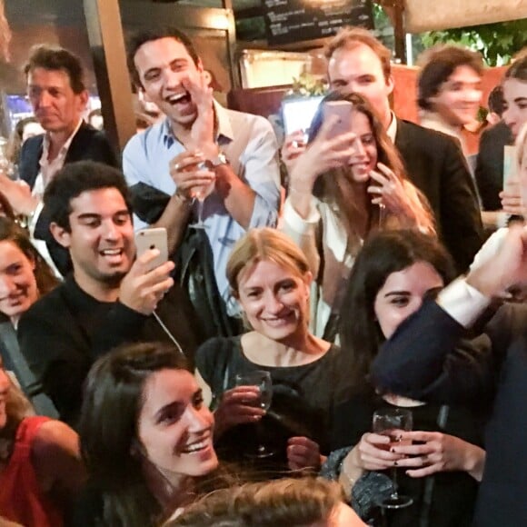 Exclusif - David Pujadas est allé boire un verre en bord de Seine, au port de Javel dans le 15e arrondissement de Paris, accompagné des journalistes de France 2, le 8 juin 2017.