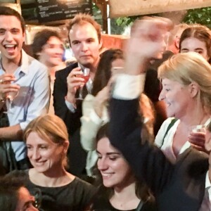 Exclusif - David Pujadas est allé boire un verre en bord de Seine, au port de Javel dans le 15e arrondissement de Paris, accompagné des journalistes de France 2, le 8 juin 2017.