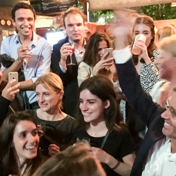 Exclusif - David Pujadas est allé boire un verre en bord de Seine, au port de Javel dans le 15e arrondissement de Paris, accompagné des journalistes de France 2, le 8 juin 2017.