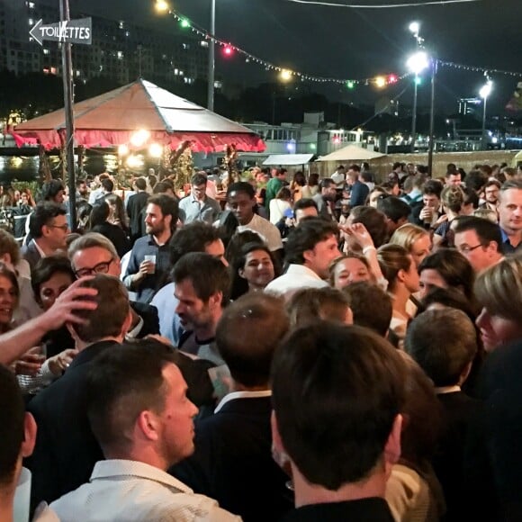 Exclusif - David Pujadas est allé boire un verre en bord de Seine, au port de Javel dans le 15e arrondissement de Paris, accompagné des journalistes de France 2, le 8 juin 2017.