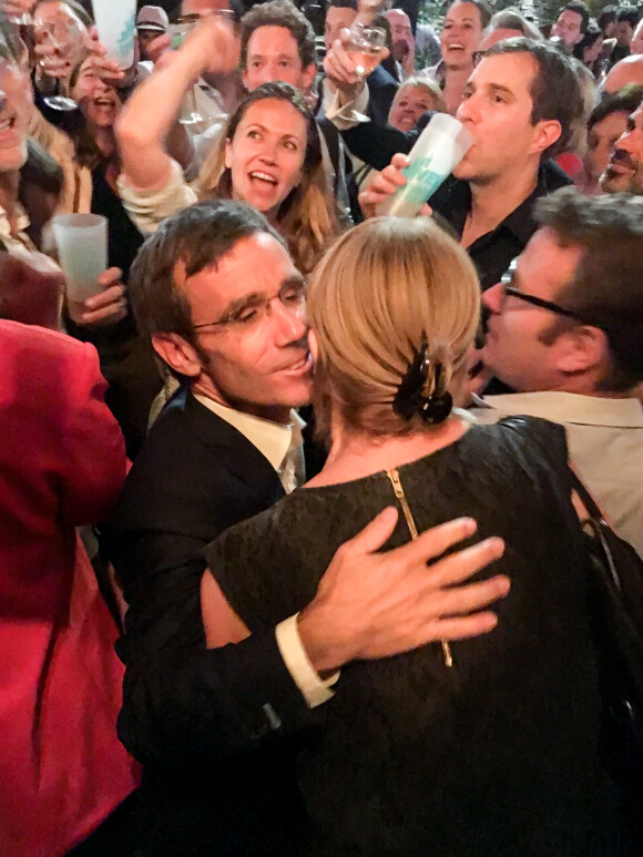 Exclusif - David Pujadas est allé boire un verre en bord de Seine, au port de Javel dans le 15e arrondissement de Paris, accompagné des journalistes de France 2, le 8 juin 2017.