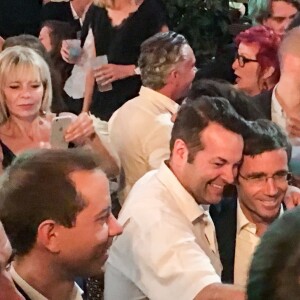 Exclusif - David Pujadas est allé boire un verre en bord de Seine, au port de Javel dans le 15e arrondissement de Paris, accompagné des journalistes de France 2, le 8 juin 2017.
