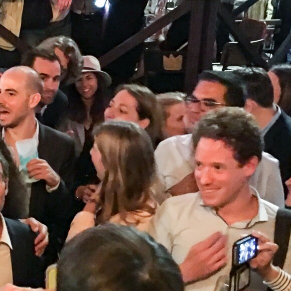 Exclusif - David Pujadas est allé boire un verre en bord de Seine, au port de Javel dans le 15e arrondissement de Paris, accompagné des journalistes de France 2, le 8 juin 2017.