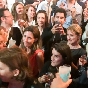 Exclusif - David Pujadas est allé boire un verre en bord de Seine, au port de Javel dans le 15e arrondissement de Paris, accompagné des journalistes de France 2, le 8 juin 2017.