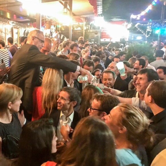 Exclusif - David Pujadas est allé boire un verre en bord de Seine, au port de Javel dans le 15e arrondissement de Paris, accompagné des journalistes de France 2, le 8 juin 2017.